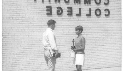 早期的宣传照片，年轻的男人和年轻的女人站在大楼前与GCC的标题